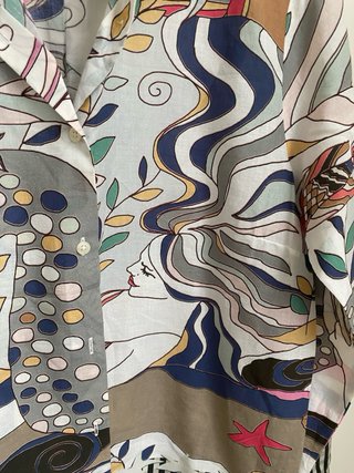 Camisa con ilustración en el textil Vilagallo. T-M