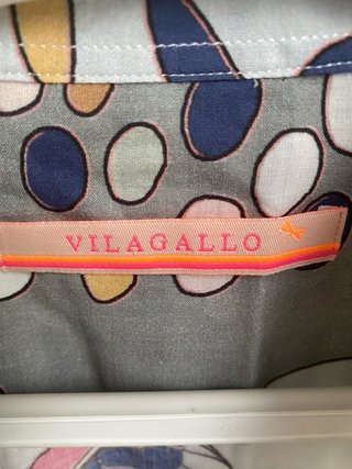 Camisa con ilustración en el textil Vilagallo. T-M