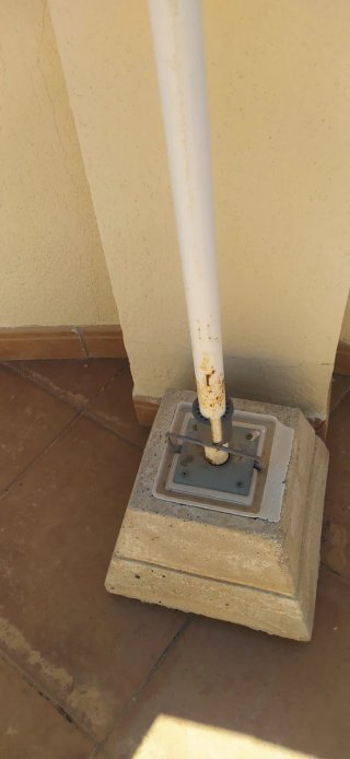 Base de sombrilla de cemento con asa