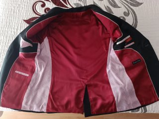 Traje negro con forro rojo