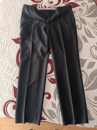 Traje negro con forro rojo