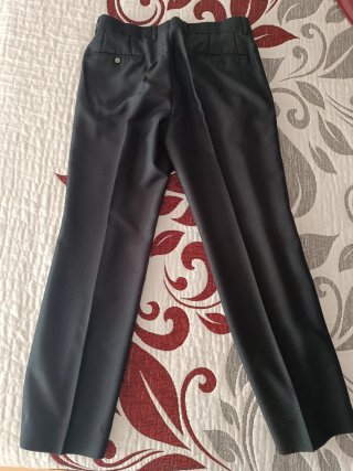 Traje negro con forro rojo