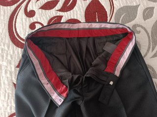 Traje negro con forro rojo