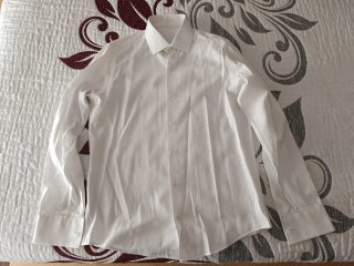 Traje negro con forro rojo