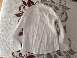 Traje negro con forro rojo