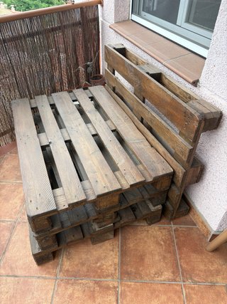 Puf de jardín con pales de madera
