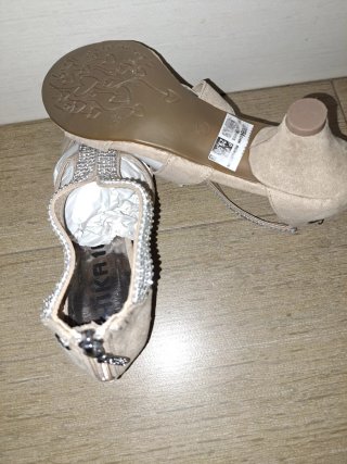 Sandalias tacón beige y plateadas
