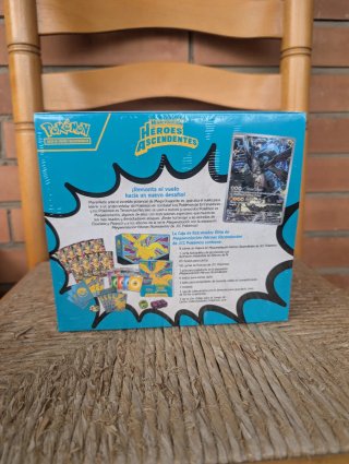 Caja Entrenador Élite Pokémon Héroes Ascendentes