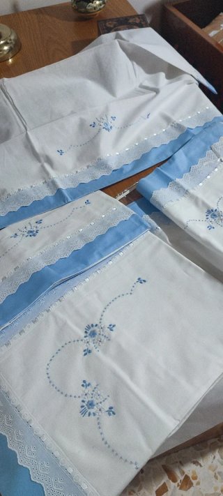 Completo letto ricamato a mano