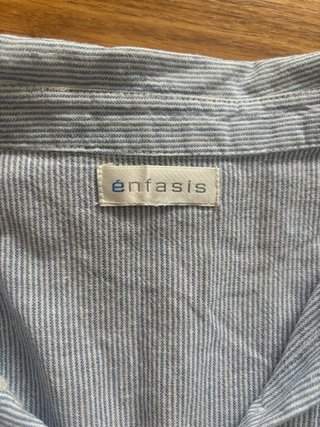 Camisa azul de rayas con bordados florales