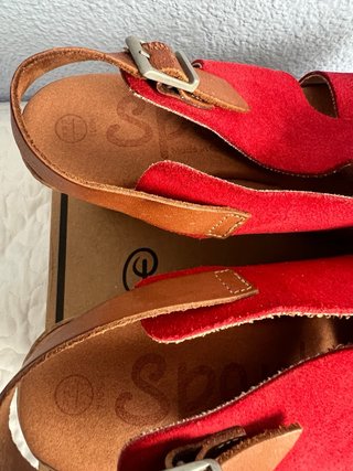 Sandalias de cuña rojas y marrones
