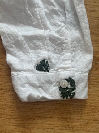 Camisa blanca bordada hojas verdes
