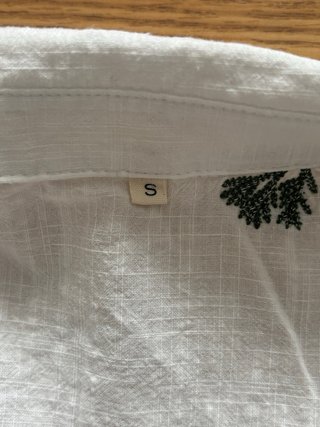 Camisa blanca bordada hojas verdes