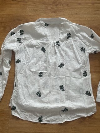 Camisa blanca bordada hojas verdes