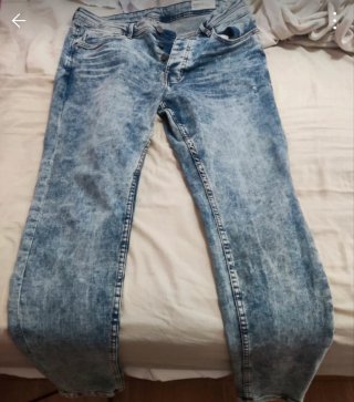 Pantalón vaquero desgastado