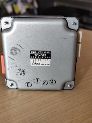 Caja Relés y regulador de Toyota Prius