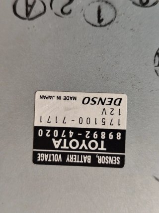 Caja Relés y regulador de Toyota Prius