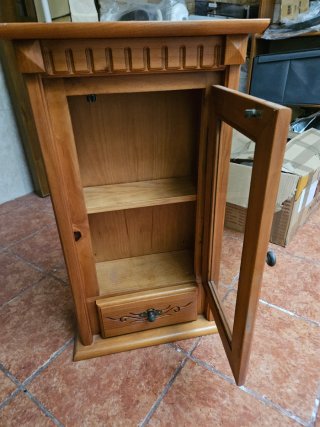 Mueble de madera con puerta de cristal