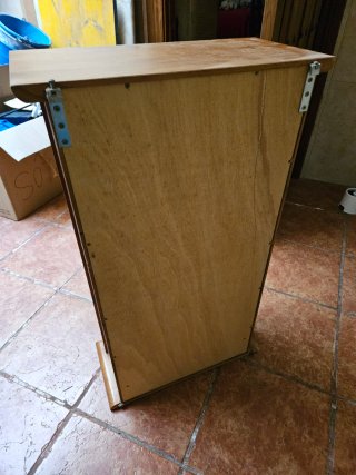 Mueble de madera con puerta de cristal
