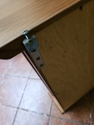 Mueble de madera con puerta de cristal
