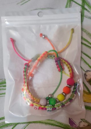 Pulseras de colores con cuentas y abalorios