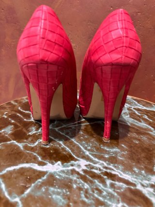Zapatos de tacón rojos peep toe