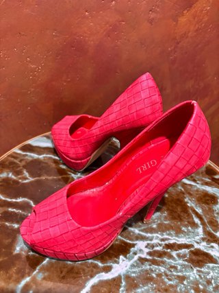 Zapatos de tacón rojos peep toe