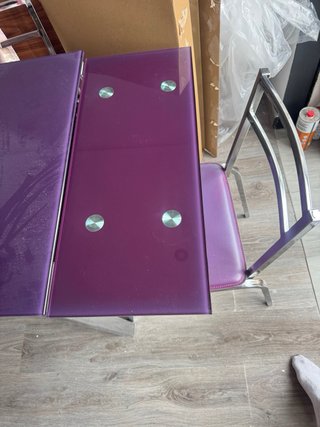 Mesa extensible con 2 sillas moradas
