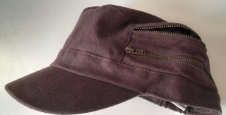 Gorra marrón con bolsillo