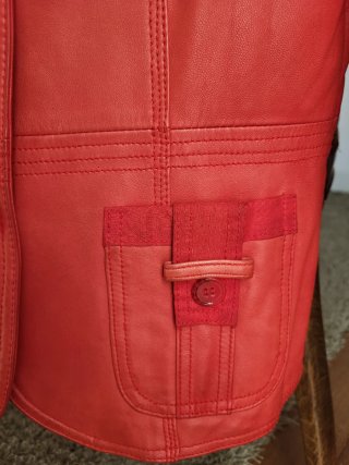 Chaqueta de piel roja.