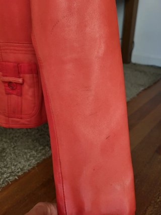Chaqueta de piel roja.