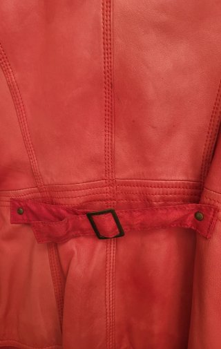 Chaqueta de piel roja.