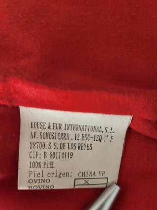 Chaqueta de piel roja.