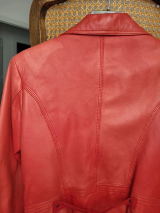 Chaqueta de piel roja.