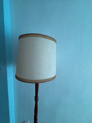 Lámpara de pie de madera