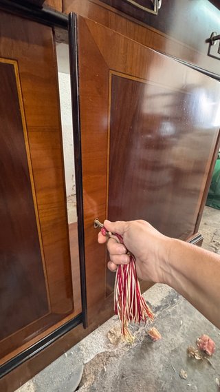 Mueble TV madera marrón y dorado