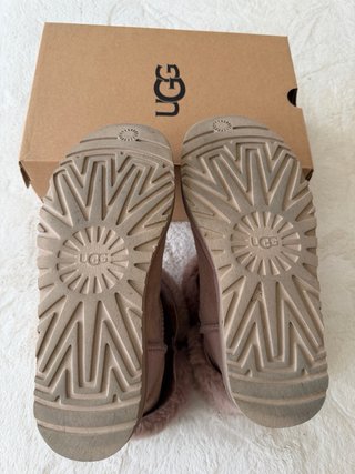 Botas UGG rosas con pompón