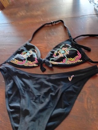 3 bikini un copricostume  un pantaloncino mare e u