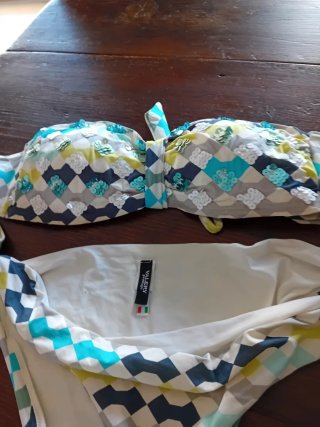 3 bikini un copricostume  un pantaloncino mare e u