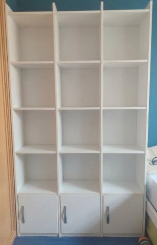 Estantería blanca modular con puertas
