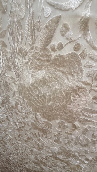 Manton Manila Crema Claro Bordado Floral