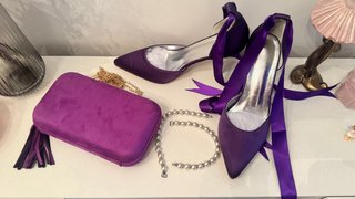 Zapatos de fiesta morados con pulsera