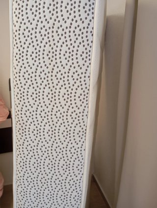 Colchón de tela con estampado de puntos