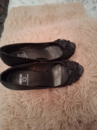 Zapatos de salón negros con lazo
