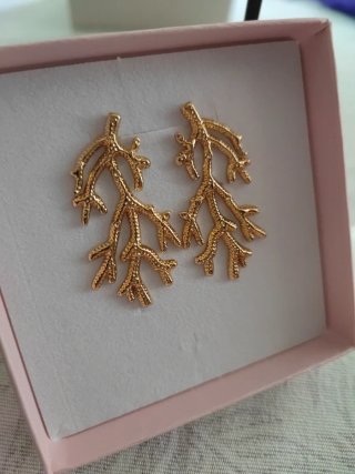 Pendientes dorados diseño coral