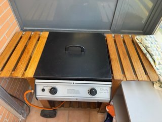 Barbacoa de gas con mesa de madera