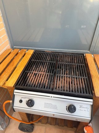Barbacoa de gas con mesa de madera