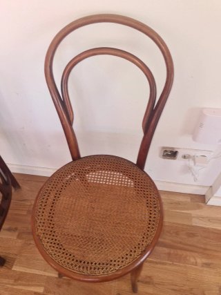 Silla de madera con asiento de ratán