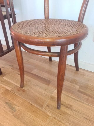 Silla de madera con asiento de ratán