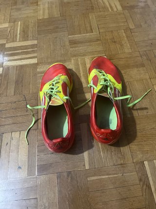 Botas de fútbol Adidas rojas y amarillas